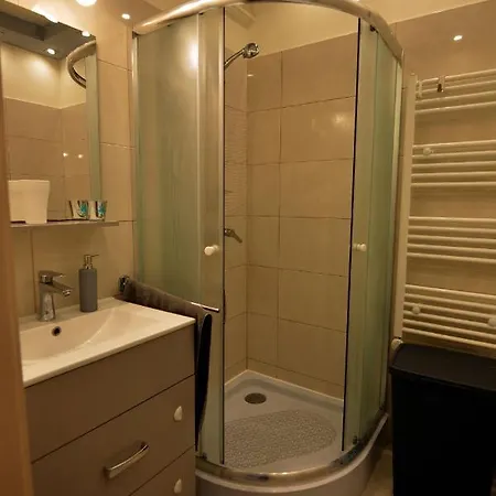 Lägenhet Kinder Apartman *